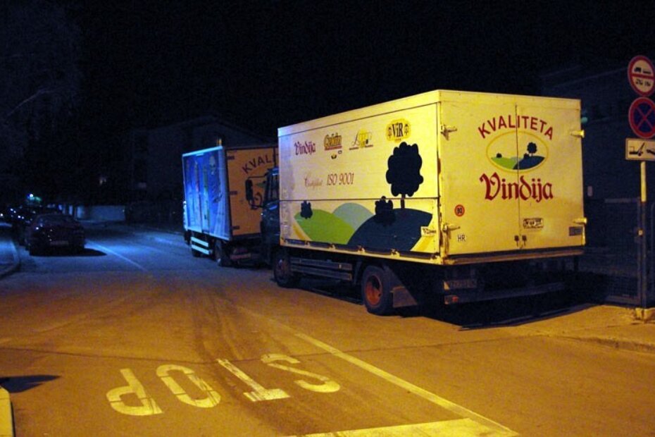 Teretnjaci parkirani na pločniku onemogućavaju prolaz pješacima, naročito invalidima. Istovremeno zatvaraju ulaz u parkiralište HEP-a. Za prometni znak desno vozači vjerojatno nikad nisu čuli