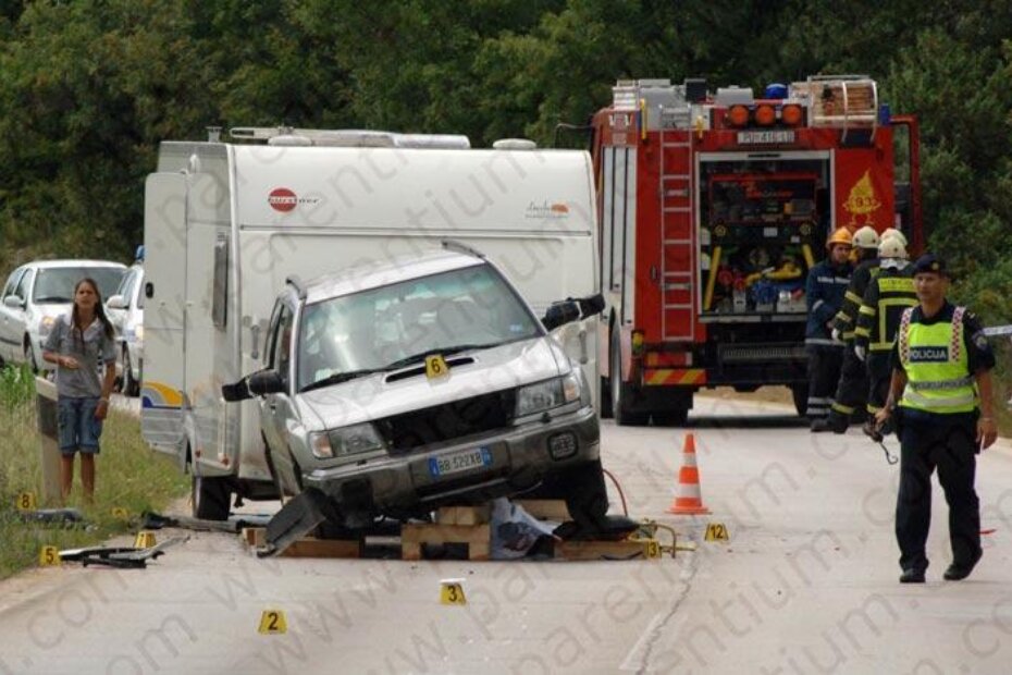 Nesretni je motociklist nakon sudara ostao ukliješten ispod automobila. Preminuo je na licu mjesta