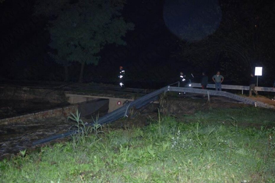Vodena bujica odnijela je ogradu na lokalnoj cesti Kremenje - Oskoruš