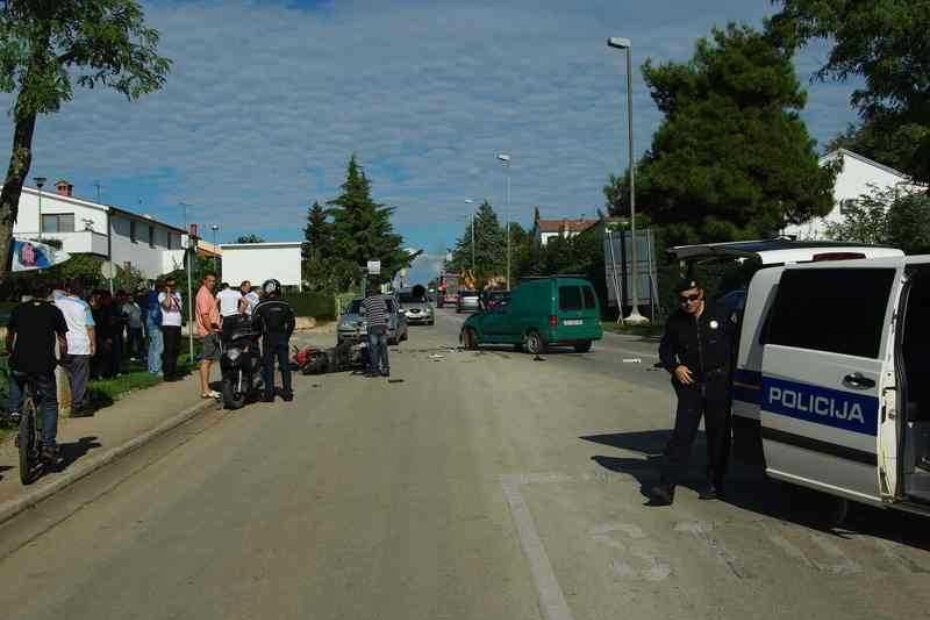 Vozač je caddyjem iz neutvrđenih razloga prešao na suprotnu kolničku traku i udario u skuter