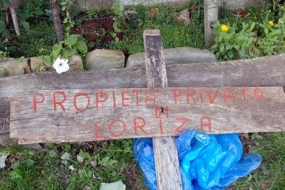 Križ ili tabela koju je Bubola postavio ispred kuće Lorize Tuljak s natpisom 'Privatno vlasništvo Loriza'