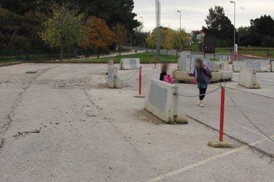 Djeca redovito preskaču lance ili prolaze ispod njih