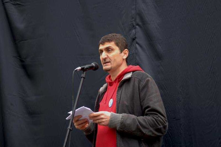 Zoran Angeleski, novinar i član Štrajkaškog odbora Glasa Istre na subotnjem skupu kod gradske tržnice u Puli