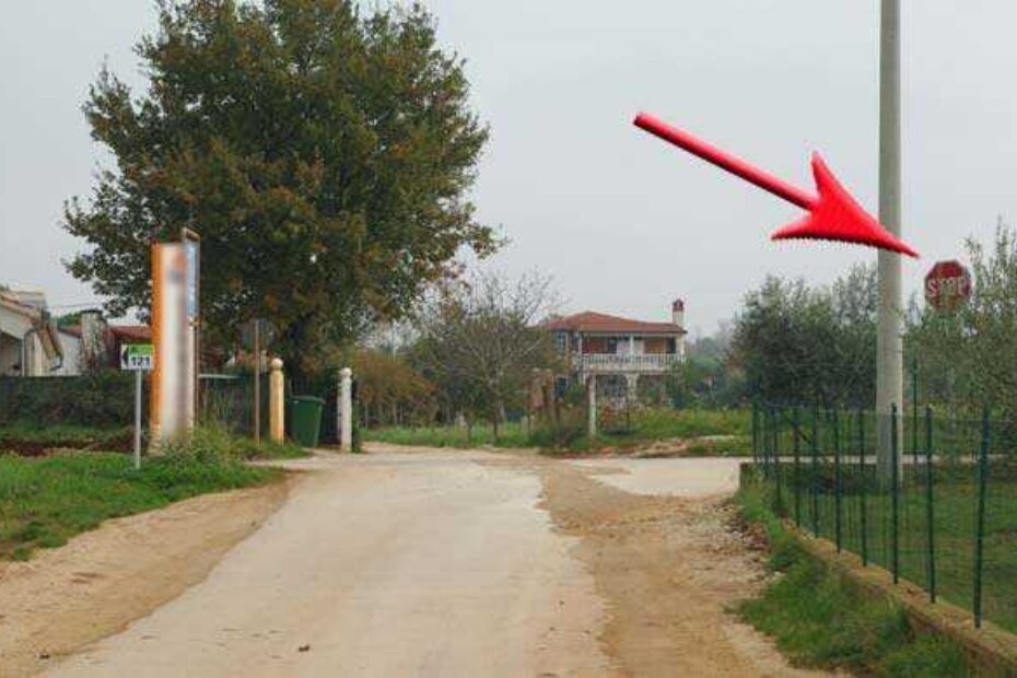 Kolika je šansa da stranac primijeti znak STOP postavljen ukoso u odnosu na cestu, iza betonskog stupa i masline?