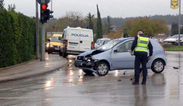 Sudar automobila kod porečke autobusne stanice