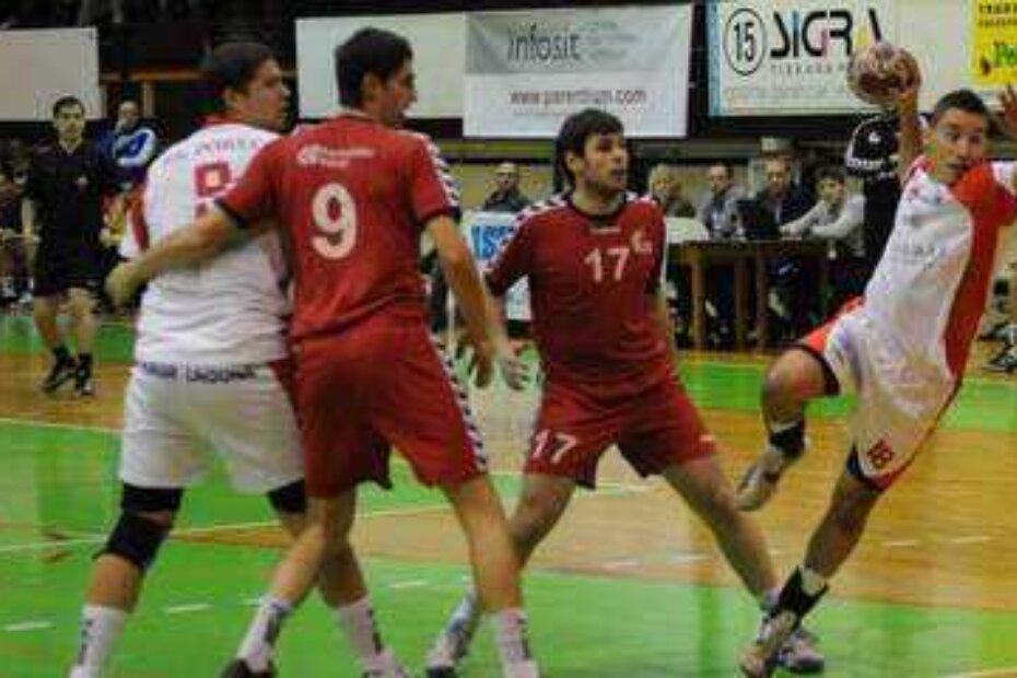 Matija Rađaković (18) i Teo Čorić (9) ostali su za gol kratki u nadmetanju s Karlovčanima Dinom Račkim (9) i Nikolom Raičem (17) (D. ŠTIFANIĆ)