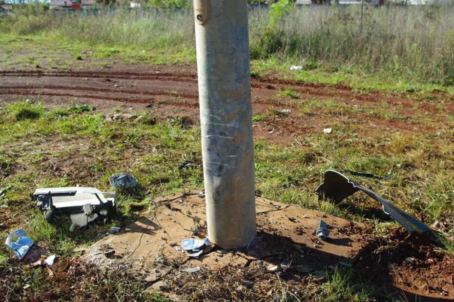 Škoda je po izlijetanju sa ceste udarila u rasvjetni stup