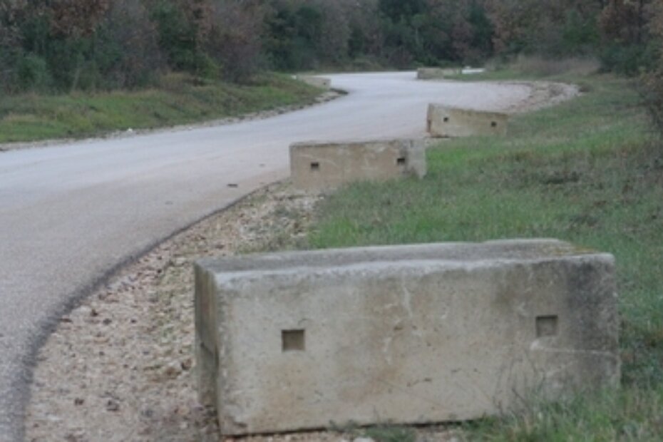 Betonski blokovi uz cestu