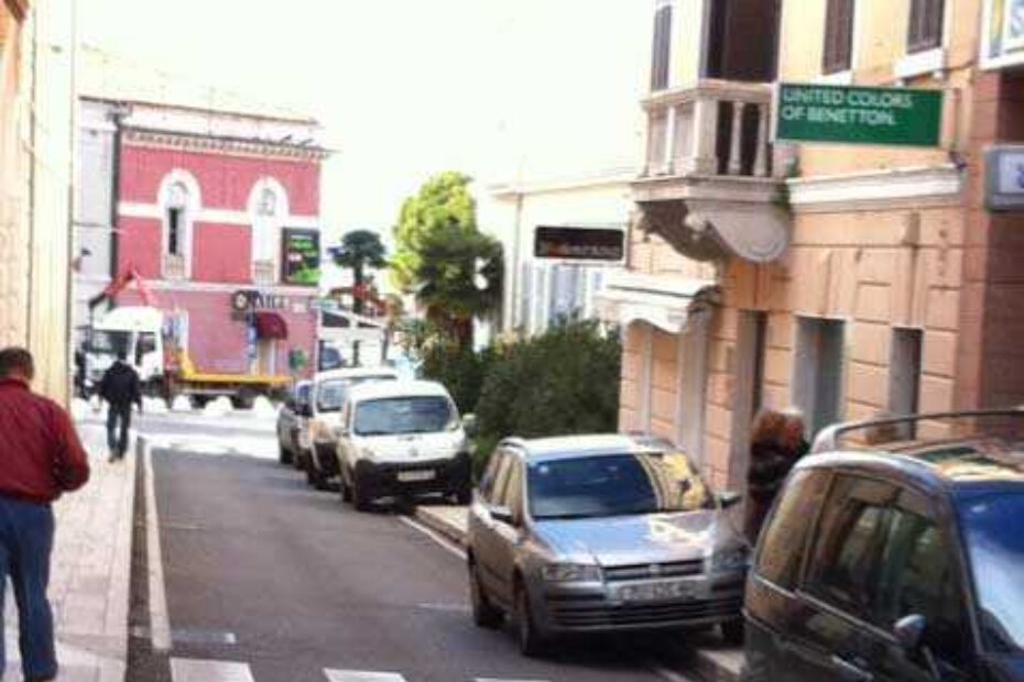 Nogostup u ulici Alda Negrija neprekidno je "prekriven" automobilima