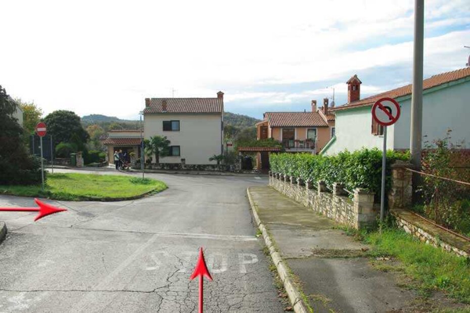 Strelicama su označeni smjerovi kretanja vozila. Naprijed je iscrtan STOP, treba propustiti one s lijeve strane