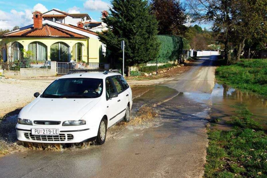 Teško je vozilom izbjeći lokvu koja se proteže gotovo cijelom širinom prometnice