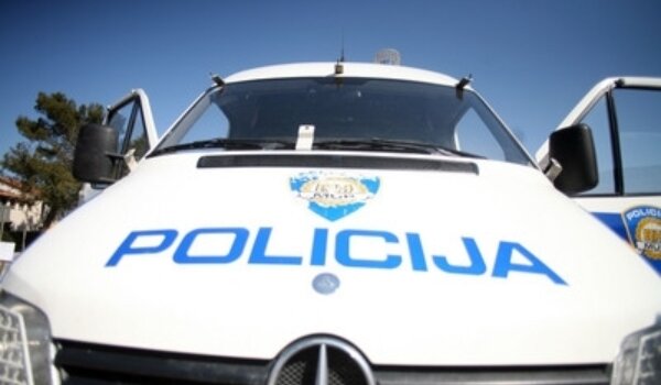 Zatvorili ga u kombi, opljačkali i ostavili u šumi