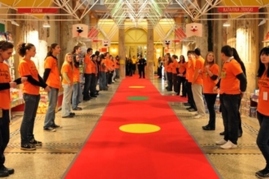 Volonteri u narančastom (N. LAZAREVIĆ)