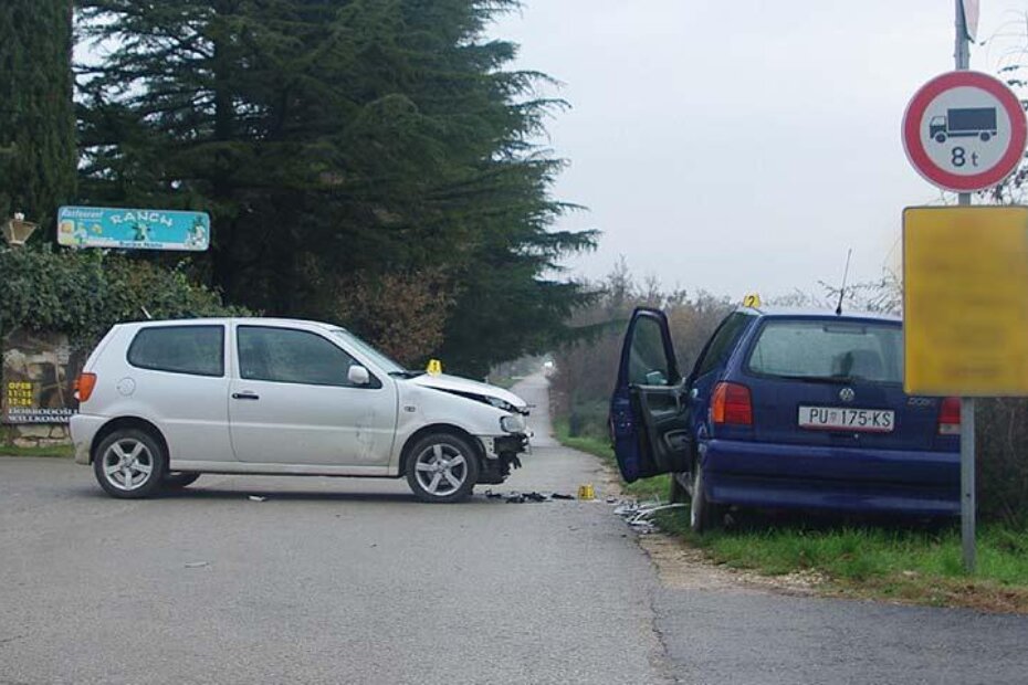 Oba su se vozila nakon sudara zarotirala za 90 stupnjeva