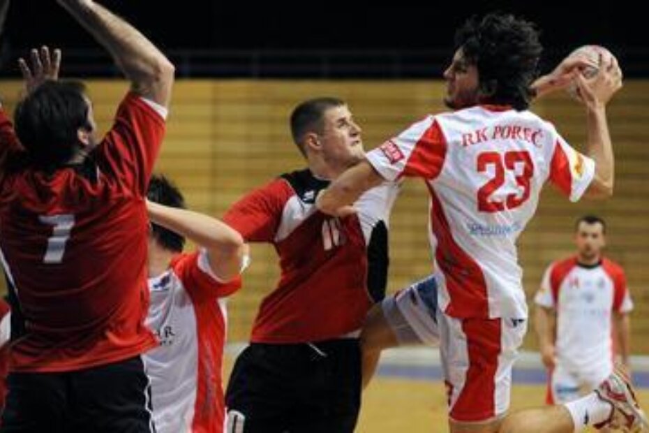 David Miličević (23, Poreč) isprobava udarac kraj Krešimira Kozine (10, Zamet)  (D. ŠKORMLJ/Novi list)