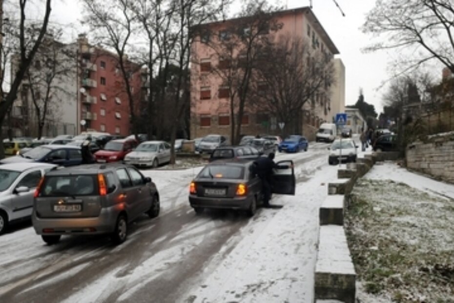 Teško uzbrdo bez zimskih guma (S. R.)