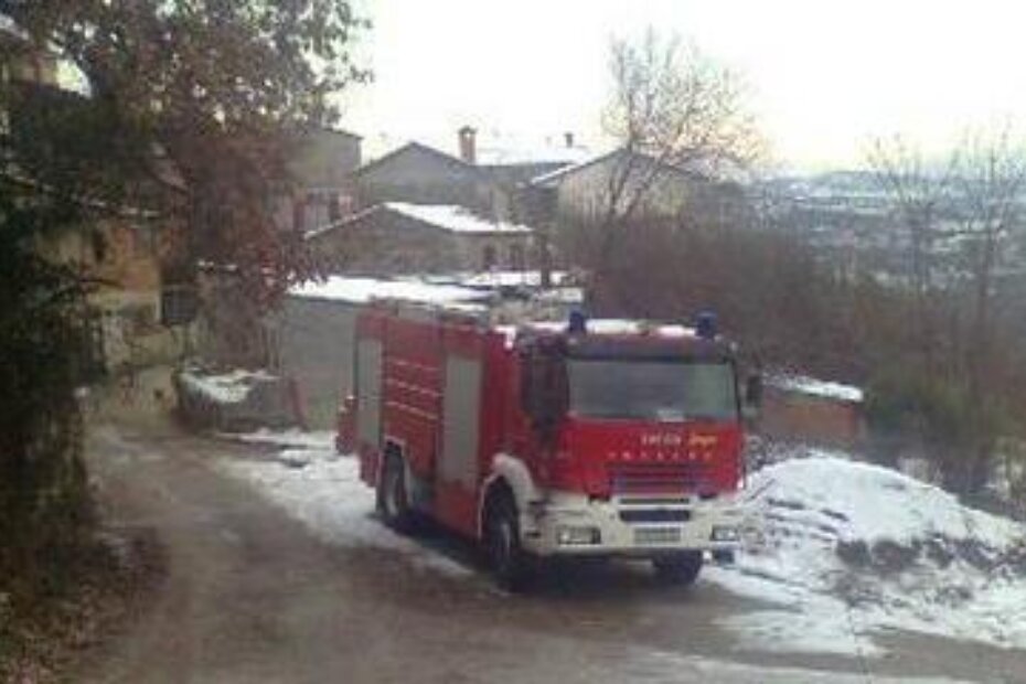 Vatrogasno vozilo u selu Smoljani već treći dan čeka odleđivanje ceste (snimio čitatelj)