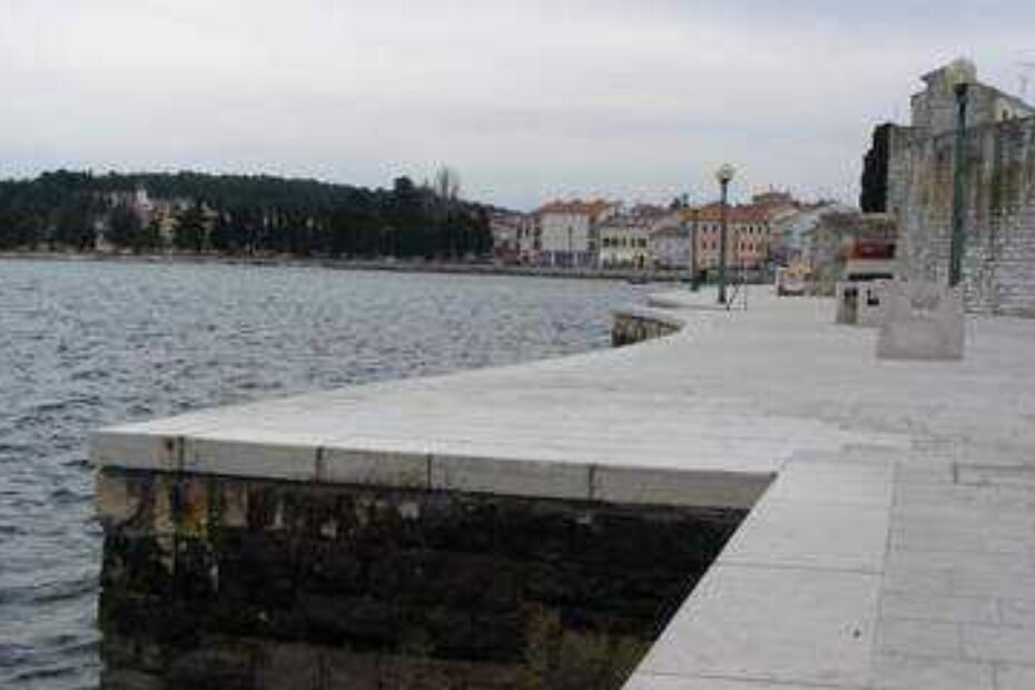 Udari valova na dva su mjesta značajno oštetili kameno popločenje pa je bila potrebna sanacija i postavljanje novog kamenog pokrova