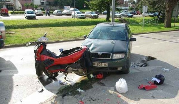 U centru Poreča automobilom srušio i ozlijedio skuteraša