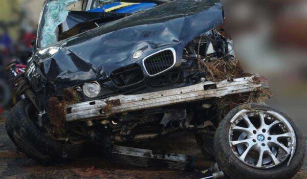 Četvero mladih kod Baderne BMW-om sletjelo s ceste, u prevrtanju iskrčili stotinjak metara šume
