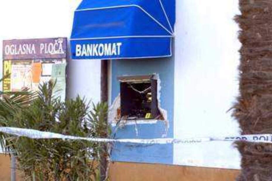Razneseni bankomat u Sv. Lovreču (M. SARDELIN)