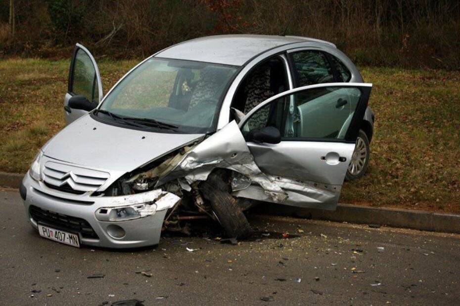 Citroen je nakon sudara ostao prepriječen dijelom na cesti, a dijelom na livadi