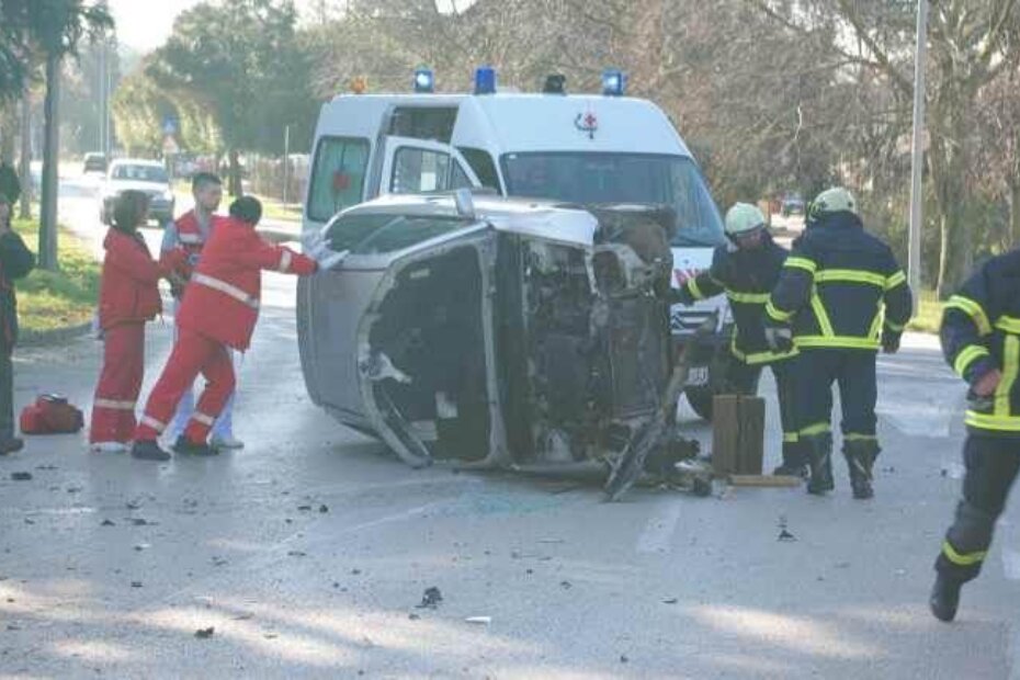 Jednog od vozača su iz automobila izvlačili porečki vatrogasci i djelatnici Hitne medicinske pomoći