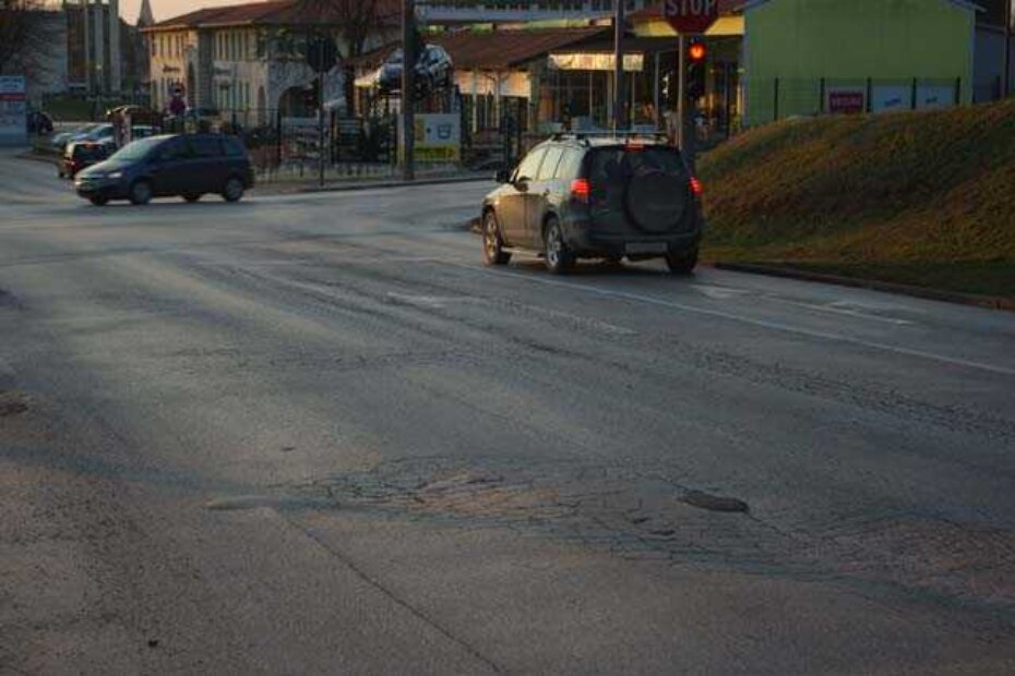 Izraubani asfalt, pukotine i valovi na istočnom ulazu u grad