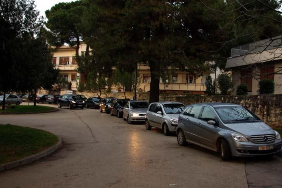 Parkiraju u zavoju kraj ljekarne...