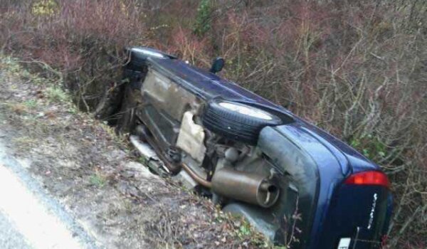 Sletio sa ceste između Lovreča i Baderne, automobil ostavio u grabi