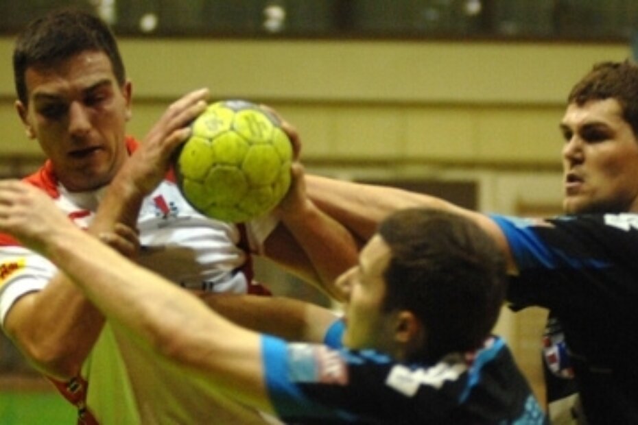 Porečana Ivicu Gudića zaustavljaju Manuel Štrlek i Jakov Gojun (M. MIJOŠEK)