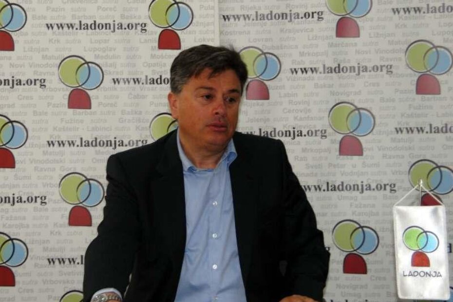 Čelnik Ladonje Plinio Cuccurin na tiskovnoj konferenciji