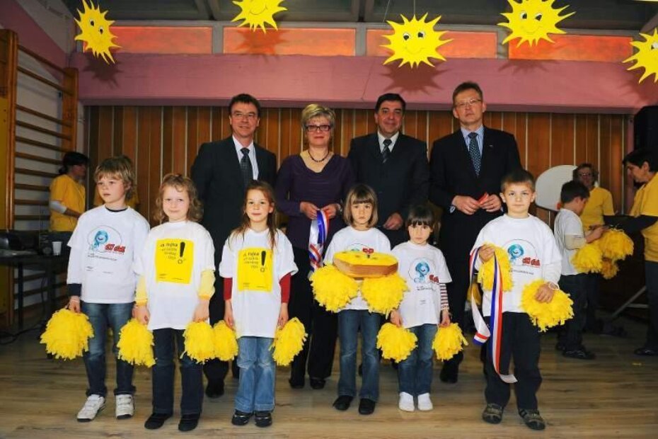 Ingo Block, Irene Smoković, Tulio Demetlika i Ralf Blomberg sa vrtićkom djecom