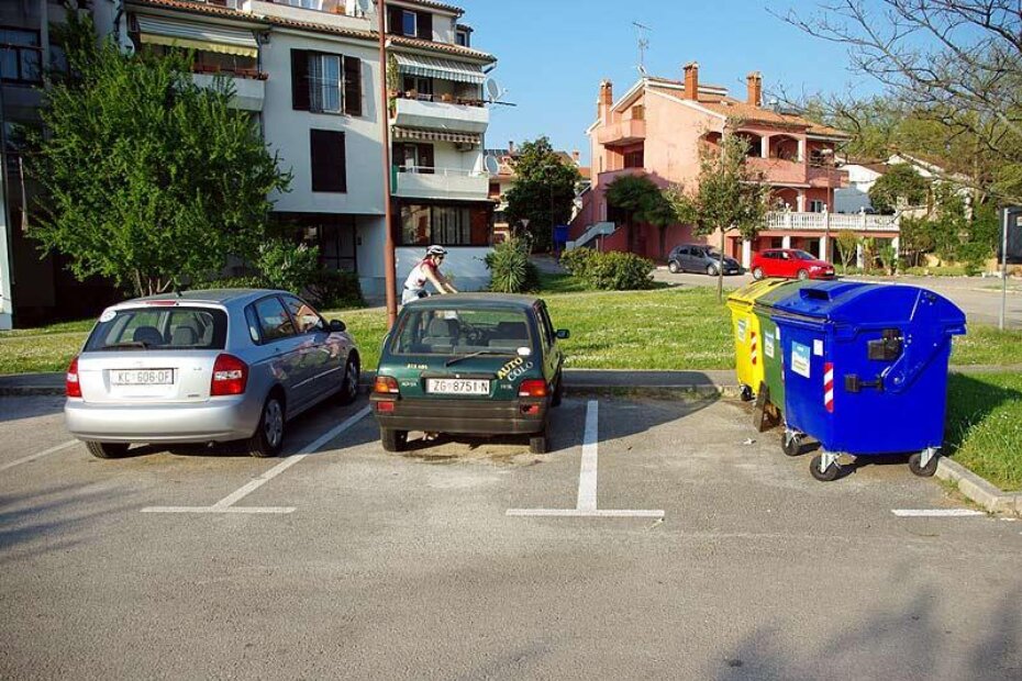 Rover u Creskoj navodno stoji već više godina.