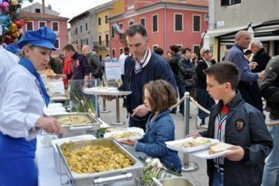 Jelovnik je bio primamljiv - uz nezaobilaznu fritaju, nudili su se gratinirani njoki sa šparugama, rižoto s tim šumskim plodovima i kaneštrelama, fuži sa šparugama, pršutom i gljivama i za kraj fritule