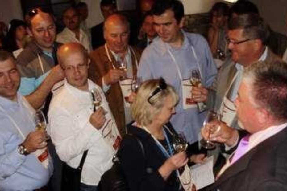 Prva čaša za političare-uzvanike