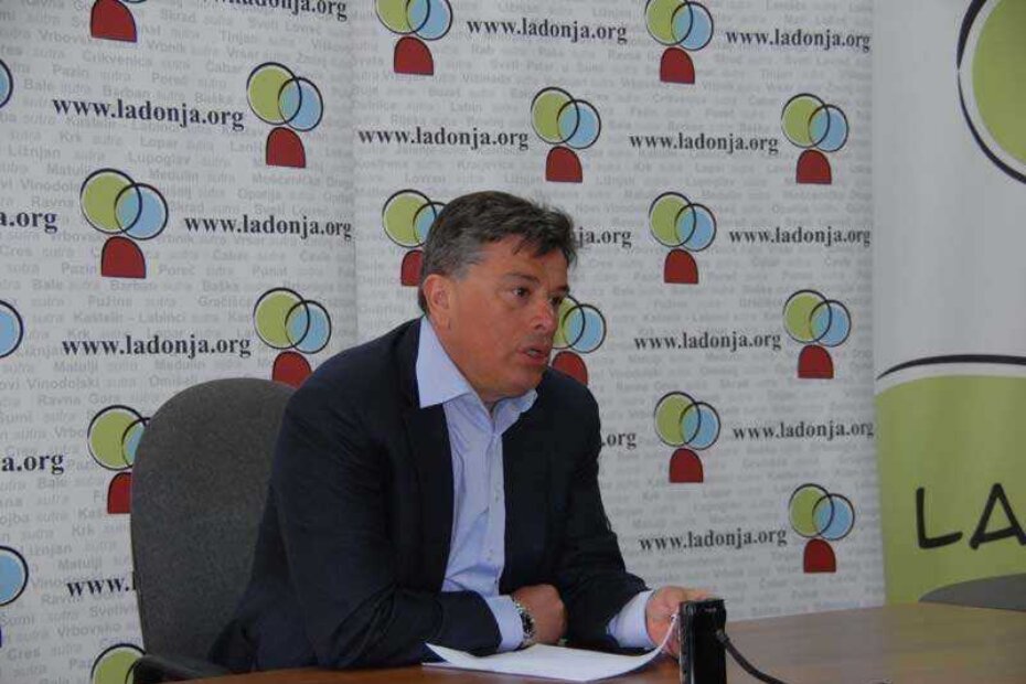 Čelnik Ladonje Plinio Cuccurin na tiskovnoj konferenciji u Puli