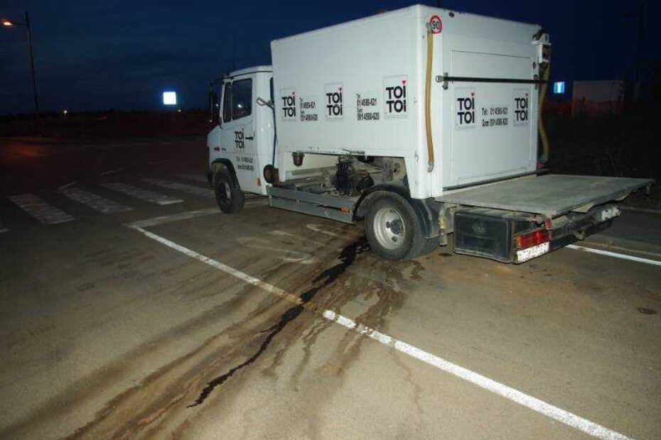 Po različitoj boji tragova moglo bi se izbrojati koliko je puta kamion tu bio parkiran