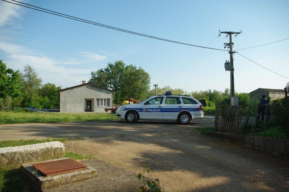 Djelatnici Policije na mjestu fizičkog sukoba muškarca i žene