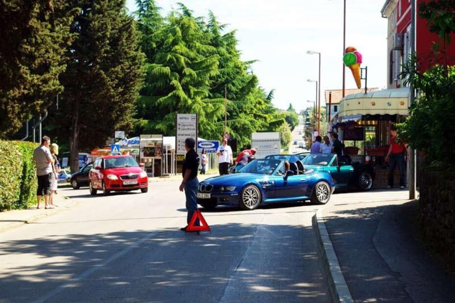 Majstor na cestu postavio trokut pa regulira promet
