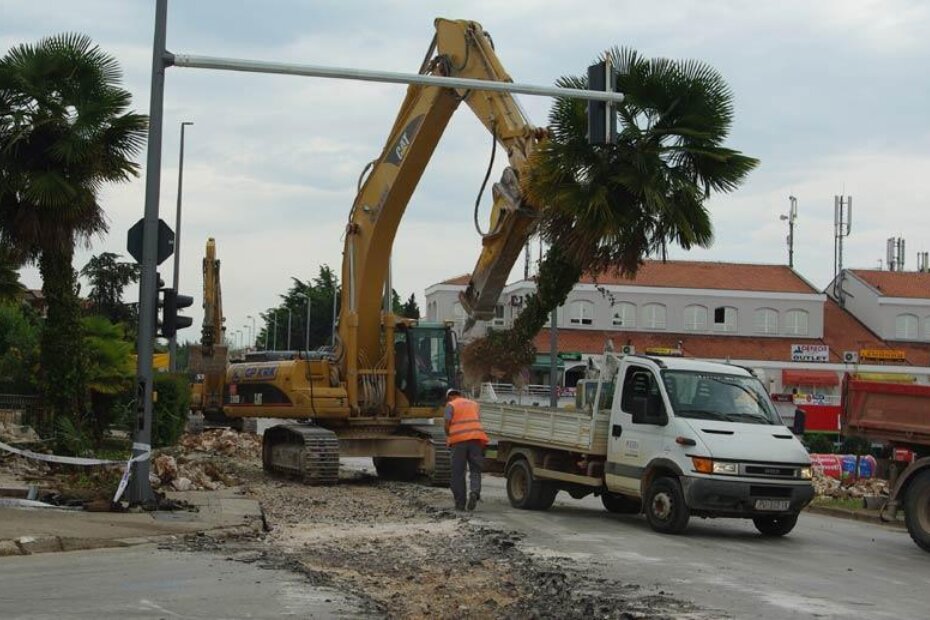 Djelatnici GP Krk su palme pažljivo iskopali i predali gradskim komunalcima koji su ih zatim zbrinuli
