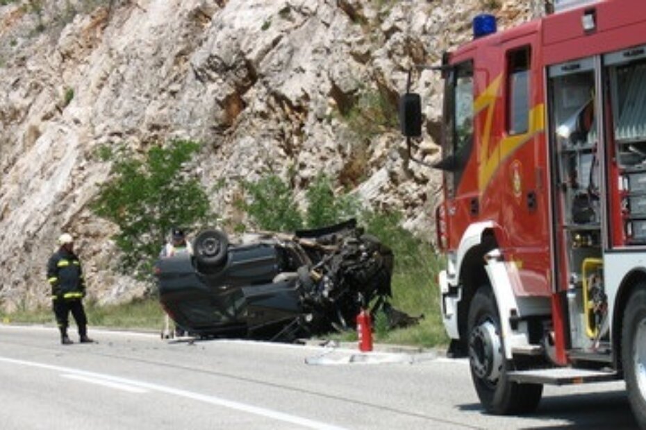 Prema neslužbenim informacijama, nesreća se dogodila kada je vozač automobila fiat marea pulskih oznaka izletio van ceste i udario u stijenu te se prevrnuo na krov (Foto: Glas Istre)