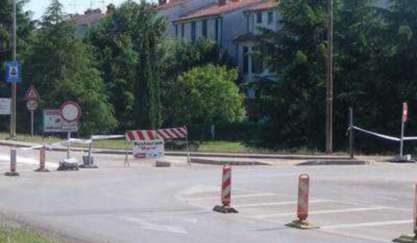 Poreč: Probio barijeru i polomio znakove