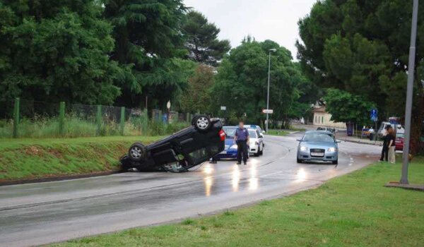 Vozačica Honde Jazz završila na krovu u zavoju kod hotela Zagreb