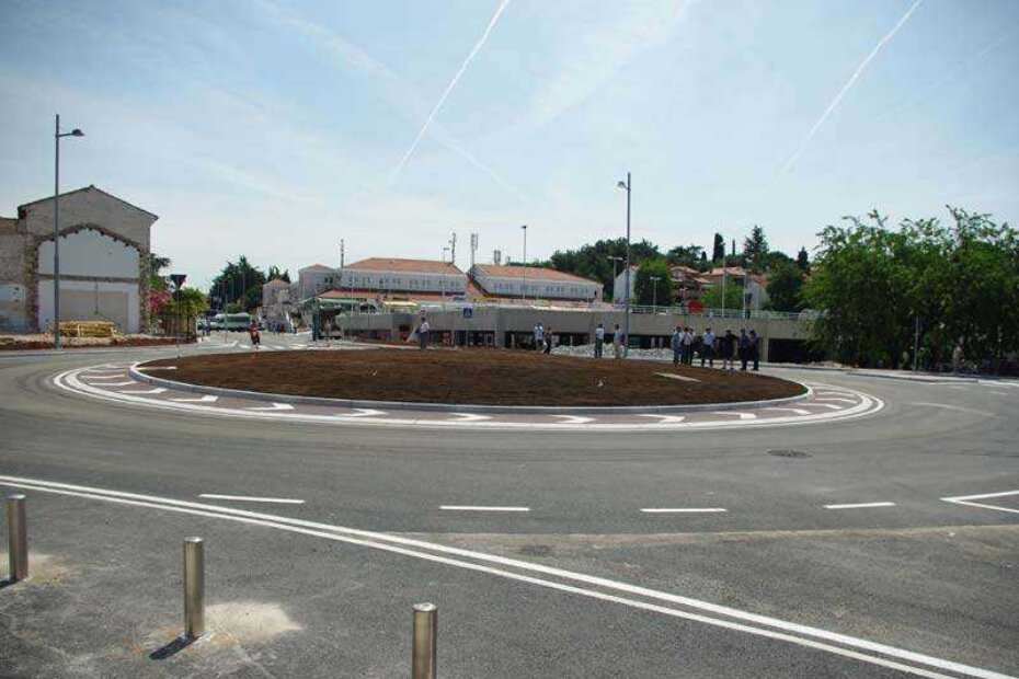 Novoizgrađeni rotor zamijenio je problematičnu i loše semaforiziranu raskrsnicu županijske ceste i ulice Matije Vlašića