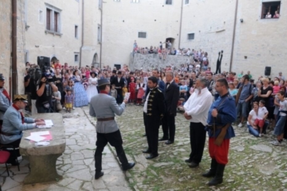 Uprizorenje suđenja iz romana