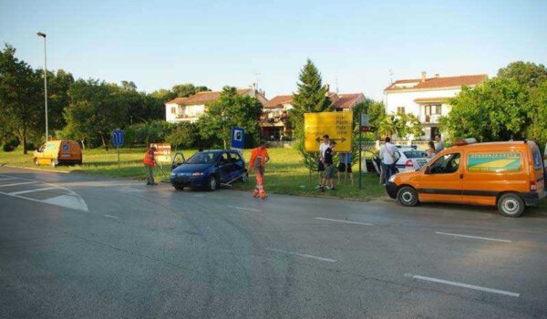 Fiatom oduzeo prednost mladoj vozačici, trudnici pružena medicinska pomoć