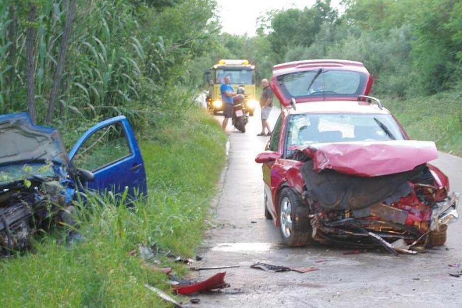 Oba su osobna vozila u frontalnom sudaru potpuno uništena