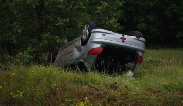 Tičan: Peugeotom sletio s ceste i završio na krovu