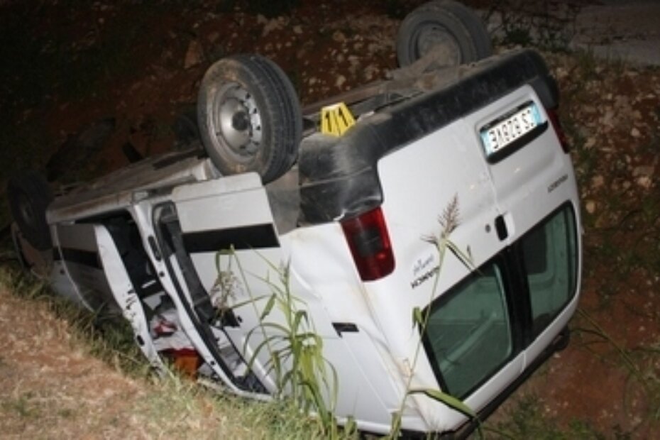 Peugeot ranch završio na krovu u kanalu uz cestu